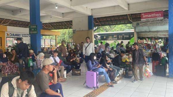 Terminal Kampung Rambutan Dipadati Penumpang Jelang Akhir Libur Nataru Terminal Kampung Rambutan Dipadati Penumpang Jelang Akhir Libur Nataru