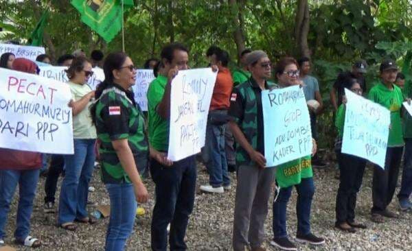 Ratusan Kader PPP NTT Geruduk Kantor DPW, Tuntut Pemecatan Romahurmuziy Ratusan Kader PPP NTT Geruduk Kantor DPW, Tuntut Pemecatan Romahurmuziy