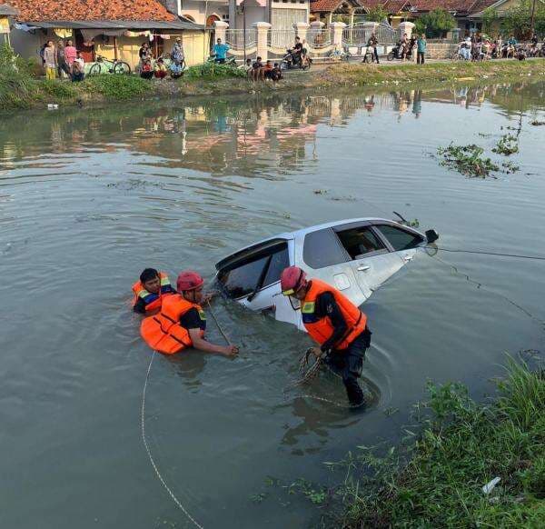 Avanza Terjun ke Irigasi di Rengasdengklok, Lima Penumpang Luka-luka Avanza Terjun ke Irigasi di Rengasdengklok, Lima Penumpang Luka-luka