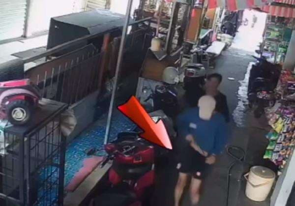 Terekam CCTV, Pembunuh Selipkan Pisau usai Tusuk Pemuda di Cilincing Terekam CCTV, Pembunuh Selipkan Pisau usai Tusuk Pemuda di Cilincing