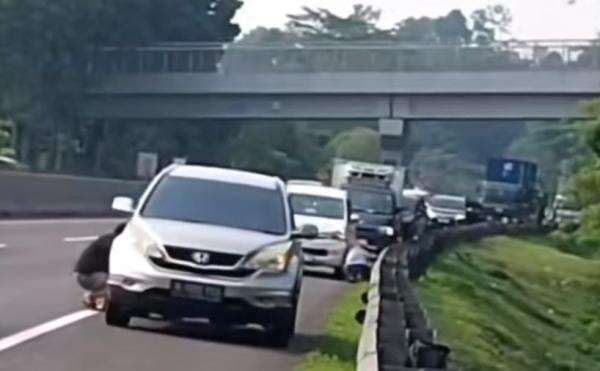 Viral Sejumlah Mobil Alami Ban Bocor Massal di Tol Cipularang, Netizen Minta Pengelola Tanggung Jawab Viral Sejumlah Mobil Alami Ban Bocor Massal di Tol Cipularang, Netizen Minta Pengelola Tanggung Jawab