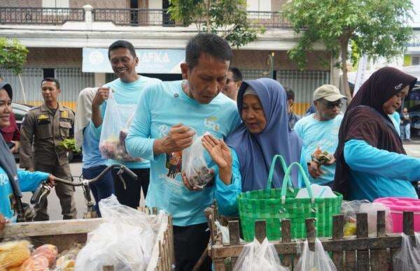 Bupati Bojonegoro Borong Sayur Penjual Rengkek, 125 Pedagang Dapat Modal Usaha dari Bank BPR Bupati Bojonegoro Borong Sayur Penjual Rengkek, 125 Pedagang Dapat Modal Usaha dari Bank BPR
