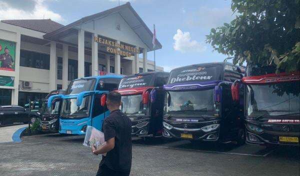 Kasus Dugaan Korupsi Dana BOS di SMK PGRI 2 Ponorogo Kejaksaan Sita 7 Bus Mewah Kasus Dugaan Korupsi Dana BOS di SMK PGRI 2 Ponorogo Kejaksaan Sita 7 Bus Mewah