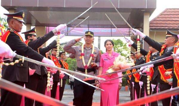 AKBP I Putu Bagus Krisna Purnama Disambut Tradisi Pedang Pora AKBP I Putu Bagus Krisna Purnama Disambut Tradisi Pedang Pora