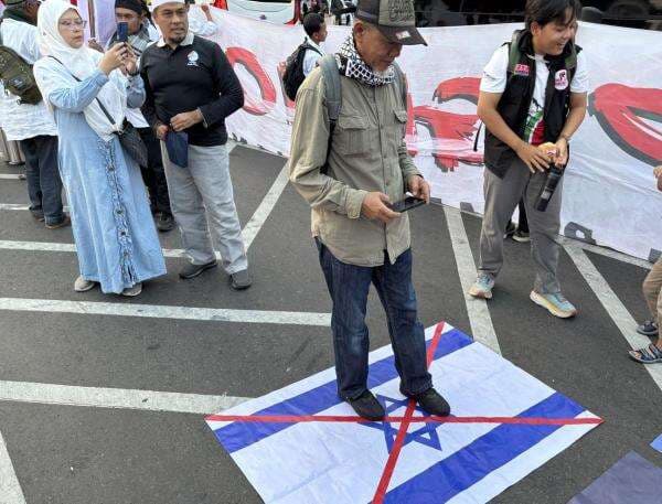 Massa Aksi Bela Palestina Injak Bendera Israel dan Foto Netanyahu Massa Aksi Bela Palestina Injak Bendera Israel dan Foto Netanyahu