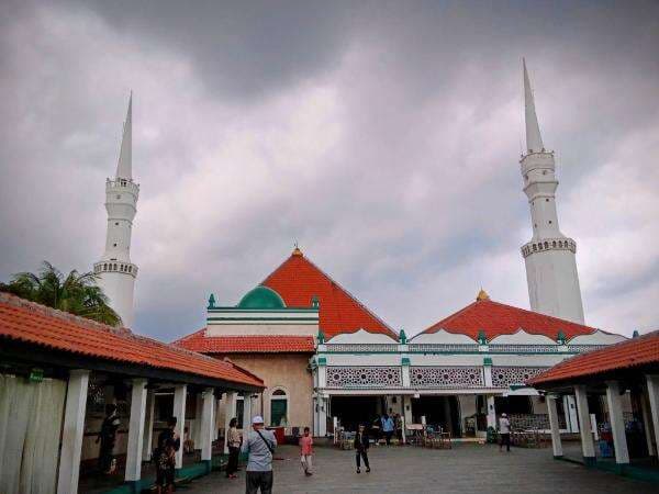 Wisata Religi Masjid Keramat Luar Batang, Jelajah Jakarta Tempo Dulu di Sini! Wisata Religi Masjid Keramat Luar Batang, Jelajah Jakarta Tempo Dulu di Sini!