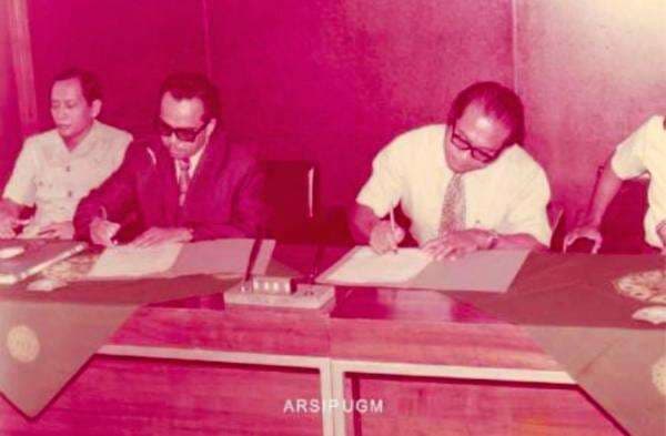 Rektor UGM Saat Jokowi Kuliah: Ini Profil Prof Sukadji Ranuwihardjo Rektor UGM Saat Jokowi Kuliah: Ini Profil Prof Sukadji Ranuwihardjo