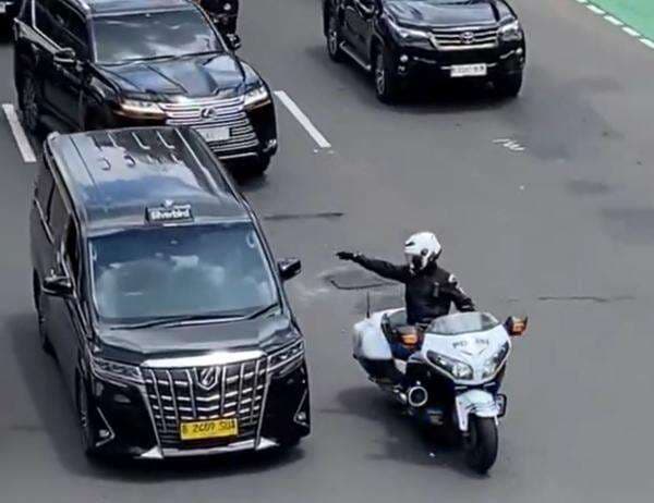 Viral Patwal Mobil Lexus RI 36 Arogan, Seskab Mayor Teddy: Sudah Kita Tegur! Viral Patwal Mobil Lexus RI 36 Arogan, Seskab Mayor Teddy: Sudah Kita Tegur!