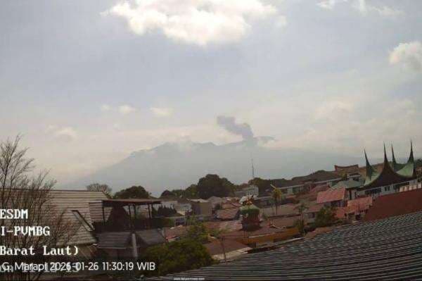 Gunung Marapi Meletus, Muntahkan Kolom Abu Vulkanis Setinggi 600 Meter Gunung Marapi Meletus, Muntahkan Kolom Abu Vulkanis Setinggi 600 Meter