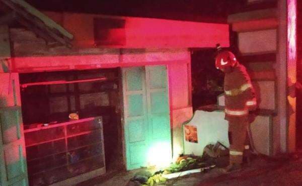 Isi Bensin Dekat Lilin yang Menyala, Warung Sembako di Malo Bojonegoro Terbakar Isi Bensin Dekat Lilin yang Menyala, Warung Sembako di Malo Bojonegoro Terbakar