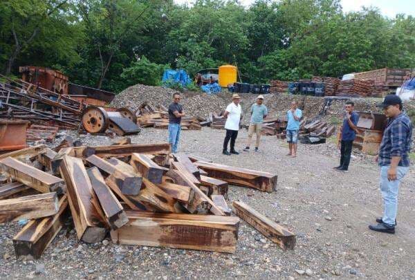 KLHK Tindak Tegas Pembalakan Liar di TTU, Satu Tersangka Ditahan Terkait 700 Batang Kayu Sonokeling KLHK Tindak Tegas Pembalakan Liar di TTU, Satu Tersangka Ditahan Terkait 700 Batang Kayu Sonokeling