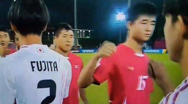 Bukan Tos, Timnas Korea Utara U-17 Sambut Jepang U-17 dengan Kepalan Tinju di Piala Dunia U-17 2025 Bukan Tos, Timnas Korea Utara U-17 Sambut Jepang U-17 dengan Kepalan Tinju di Piala Dunia U-17 2025