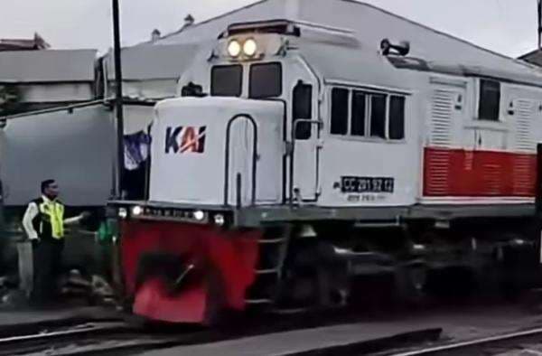 Viral! Lokomotif KA Majapahit Lepas dari Gerbong di Stasiun Senen, KAI Ungkap Kronologinya Viral! Lokomotif KA Majapahit Lepas dari Gerbong di Stasiun Senen, KAI Ungkap Kronologinya