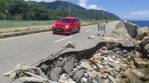 Membahayakan, Jalan Trans Sulawesi Amblas di Kolaka Utara Belum Dibenahi BPJN Membahayakan, Jalan Trans Sulawesi Amblas di Kolaka Utara Belum Dibenahi BPJN