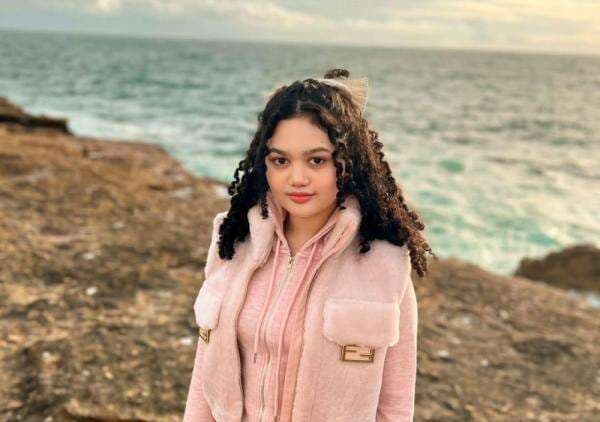 HUT ke-14, Cantiknya Amora dengan OOTD Jaket Elegan HUT ke-14, Cantiknya Amora dengan OOTD Jaket Elegan