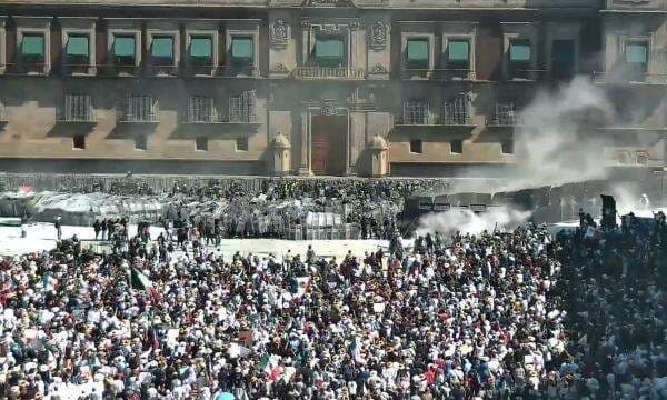 Ratusan Orang Terluka dalam Protes Besar Anti-Pemerintah di Meksiko, Demonstran Serang Istana Nasional Ratusan Orang Terluka dalam Protes Besar Anti-Pemerintah di Meksiko, Demonstran Serang Istana Nasional