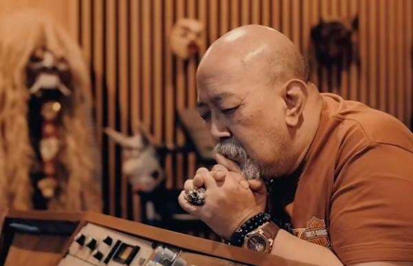 Indro Warkop Rekam Lagu Sambil Nangis Kenang Sahabat Dono dan Kasino Indro Warkop Rekam Lagu Sambil Nangis Kenang Sahabat Dono dan Kasino