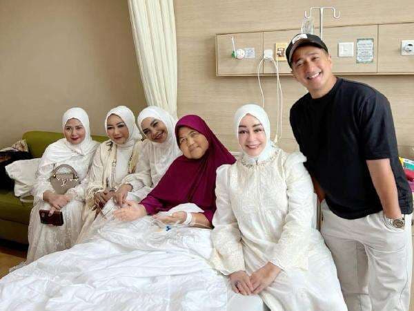Mamah Dedeh Dirawat di Rumah Sakit, Banjir Doa Kesembuhan Mamah Dedeh Dirawat di Rumah Sakit, Banjir Doa Kesembuhan