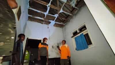 Rumah Warga di Lumajang Tersambar Petir, Satu Orang Alami Luka Bakar Rumah Warga di Lumajang Tersambar Petir, Satu Orang Alami Luka Bakar