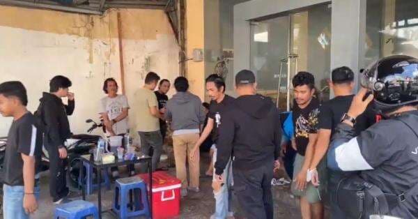 Polisi Ringkus 9 Pria Diduga Peras dan Rusak Ruko Pemenang Lelang di Jalan Gagak Makassar Polisi Ringkus 9 Pria Diduga Peras dan Rusak Ruko Pemenang Lelang di Jalan Gagak Makassar