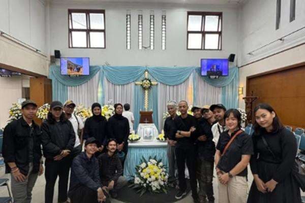 Fiersa Besari Melayat ke Rumah Duka Lilie Wijayati, Pendaki yang Meninggal di Puncak Carstensz Fiersa Besari Melayat ke Rumah Duka Lilie Wijayati, Pendaki yang Meninggal di Puncak Carstensz