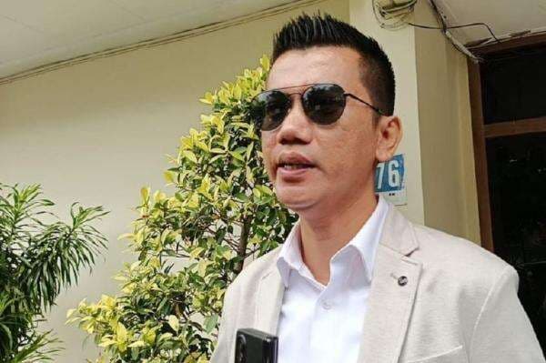 Kubu Revelino Hadiri Sidang Lisa Mariana vs Ridwan Kamil, Klaim sebagai Ayah Biologis Kubu Revelino Hadiri Sidang Lisa Mariana vs Ridwan Kamil, Klaim sebagai Ayah Biologis