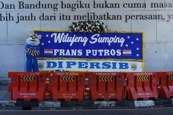 Persib Bandung Resmi Rekrut Frans Putros, Diperkenalkan Lewat Karangan Bunga! Persib Bandung Resmi Rekrut Frans Putros, Diperkenalkan Lewat Karangan Bunga!