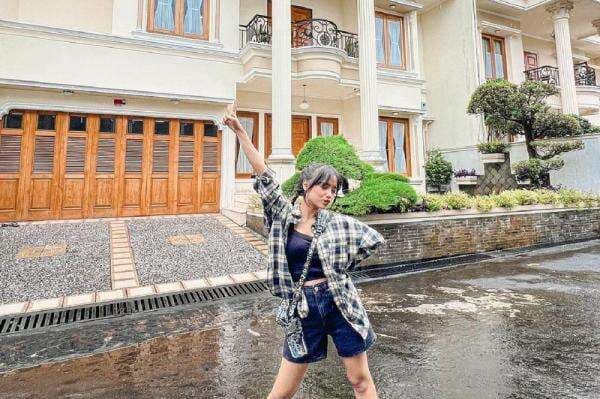 Segini Harta Kekayaan Fuji Utami, Viral Pakaiannya Dicap Kurang Bahan saat ke DPR Segini Harta Kekayaan Fuji Utami, Viral Pakaiannya Dicap Kurang Bahan saat ke DPR