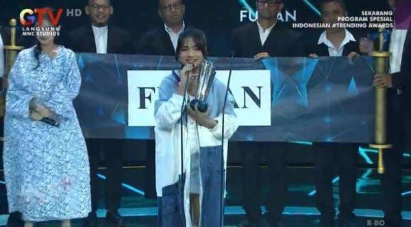 Fuji Bahagia Raih Piala Indonesian Trending Awards 2024: Terima Kasih <i>Fans</i> Fuji Bahagia Raih Piala Indonesian Trending Awards 2024: Terima Kasih <i>Fans</i>