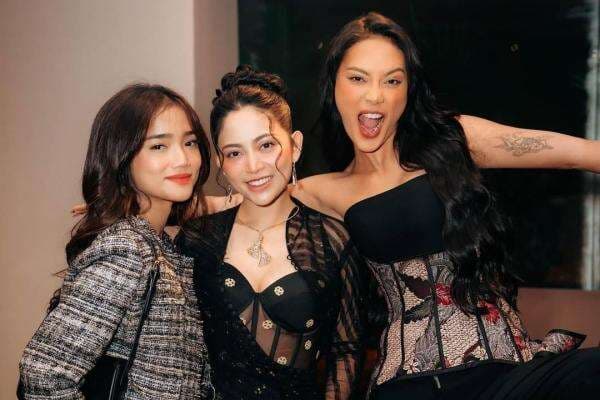 Pamerkan Video Fuji <i>Ngevape</i>, Rachel Vennya dan Erika Carlina Dihujat Netizen Pamerkan Video Fuji <i>Ngevape</i>, Rachel Vennya dan Erika Carlina Dihujat Netizen