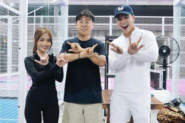 Ketika Fuji Ajarkan Shin Tae Yong Tren TikTok Velocity, Luwes Banget Ketika Fuji Ajarkan Shin Tae Yong Tren TikTok Velocity, Luwes Banget