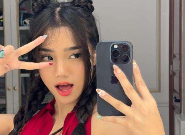 5 Potret Fuji Nonton Konser Bruno Mars, Tampil Menyala dengan Rambut Dikepang 5 Potret Fuji Nonton Konser Bruno Mars, Tampil Menyala dengan Rambut Dikepang