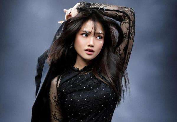 5 Gaya Pesona Fuji di Pemotretan Terbaru, Netizen: Penggoda Iman 5 Gaya Pesona Fuji di Pemotretan Terbaru, Netizen: Penggoda Iman