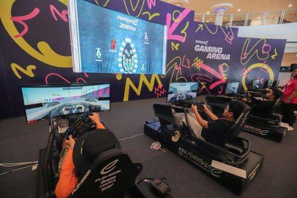 Tak Sekadar Lihat Balapan, Penonton Bisa Jadi Pembalap Formula E di Gaming Arena Jakarta E-Prix 2025 Tak Sekadar Lihat Balapan, Penonton Bisa Jadi Pembalap Formula E di Gaming Arena Jakarta E-Prix 2025