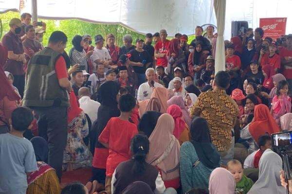 Ganjar Berdialog dengan Pelaku Sektor Informal Sampah dan Ibu-ibu Penggerak Bank Sampah Ganjar Berdialog dengan Pelaku Sektor Informal Sampah dan Ibu-ibu Penggerak Bank Sampah