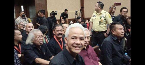Ganjar Pranowo Bersama Politisi PDIP Kembali Hadir di Ruang Sidang Hasto Kristiyanto Ganjar Pranowo Bersama Politisi PDIP Kembali Hadir di Ruang Sidang Hasto Kristiyanto