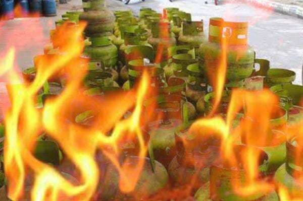 Gas 3 Kg Meledak di Depok, 5 Orang Terluka Gas 3 Kg Meledak di Depok, 5 Orang Terluka