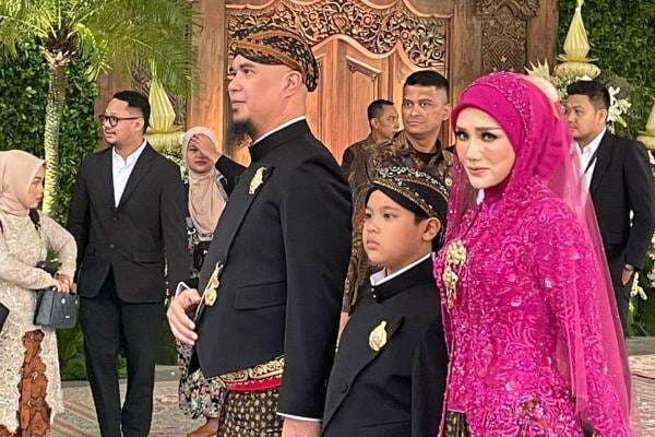 Gaya Ahmad Dhani dan Mulan Jameela di Ngunduh Mantu Al Ghazali, bak Bangsawan Keraton Gaya Ahmad Dhani dan Mulan Jameela di Ngunduh Mantu Al Ghazali, bak Bangsawan Keraton