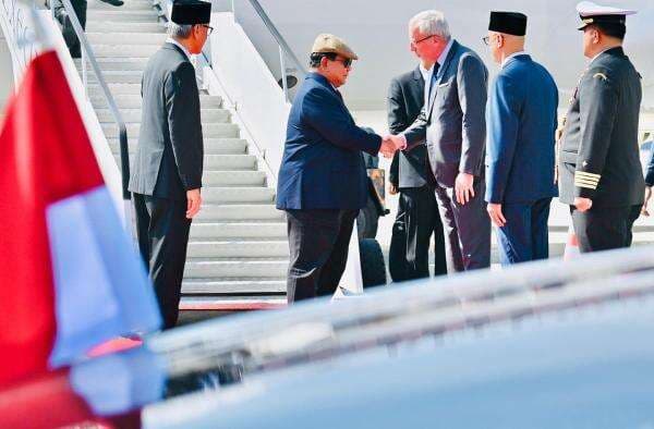 Gaya Elegan Prabowo Tiba di Belgia, Pakai Topi Flat Cap Gaya Elegan Prabowo Tiba di Belgia, Pakai Topi Flat Cap