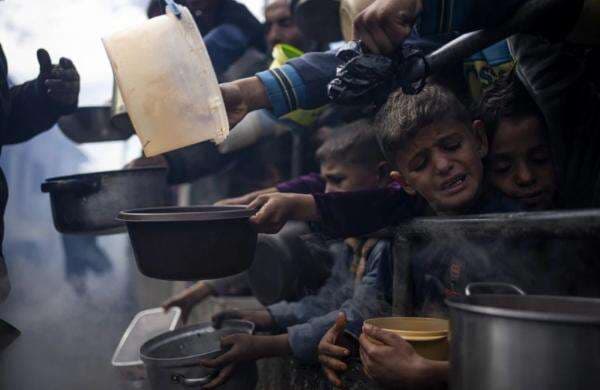 Brutal! Israel Bombardir Sekelompok Warga Gaza Antre Air, 8 Orang Tewas Brutal! Israel Bombardir Sekelompok Warga Gaza Antre Air, 8 Orang Tewas