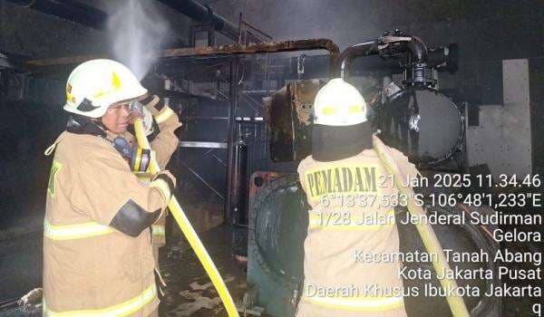 Gedung Panin Bank di Sudirman Kebakaran, Api Muncul dari Ruang Pendingin Udara Gedung Panin Bank di Sudirman Kebakaran, Api Muncul dari Ruang Pendingin Udara