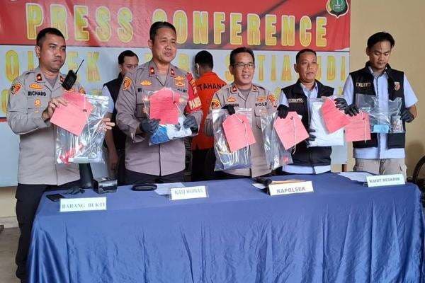 Geger Pesta Gay di Hotel Setiabudi Jaksel, 9 Orang Ditangkap Geger Pesta Gay di Hotel Setiabudi Jaksel, 9 Orang Ditangkap