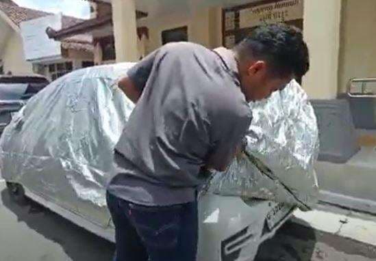 Geger Mobil Ayla Berlubang Bekas Tembakan di Sleman, 1 Pelaku Tertangkap di Solo Geger Mobil Ayla Berlubang Bekas Tembakan di Sleman, 1 Pelaku Tertangkap di Solo