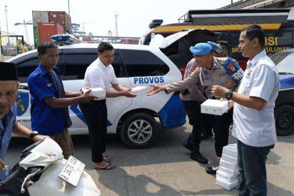 Gelar Jumat Berkah, Polres Priok Bagikan Ratusan Paket Makanan Gelar Jumat Berkah, Polres Priok Bagikan Ratusan Paket Makanan