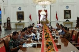 Gelar Ratas, Jokowi Tekankan Penyelesaian Pengungsi Gunung Ruang