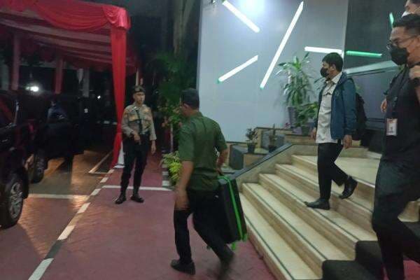 Geledah Ditjen PHU Kemenag, Penyidik KPK Bawa 3 Koper Geledah Ditjen PHU Kemenag, Penyidik KPK Bawa 3 Koper