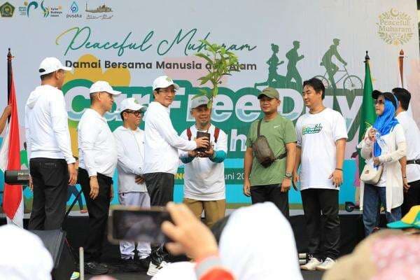 Gencarkan Ekoteologi, Menag Nasaruddin Bagikan 300 Bibit Pohon di CFD Jakarta Gencarkan Ekoteologi, Menag Nasaruddin Bagikan 300 Bibit Pohon di CFD Jakarta