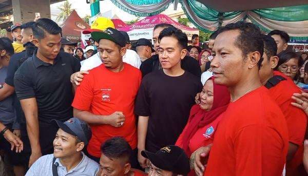 Keseruan Gibran Nonton Lomba Panjat Pinang di Kalimalang, Tertawa Melihat Peserta Jatuh Keseruan Gibran Nonton Lomba Panjat Pinang di Kalimalang, Tertawa Melihat Peserta Jatuh