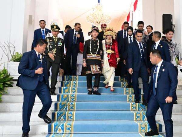 Makna Busana Adat Gibran Sekeluarga saat Upacara HUT RI ke-80 Makna Busana Adat Gibran Sekeluarga saat Upacara HUT RI ke-80