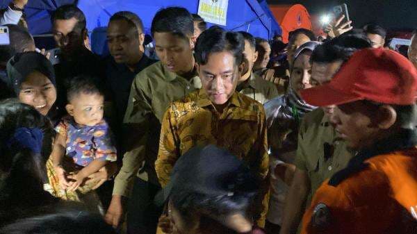 Gibran Tinjau Korban Kebakaran Penjaringan, Warga: Ke Tenda Pengungsian Satu-satu, Mas Gibran Tinjau Korban Kebakaran Penjaringan, Warga: Ke Tenda Pengungsian Satu-satu, Mas